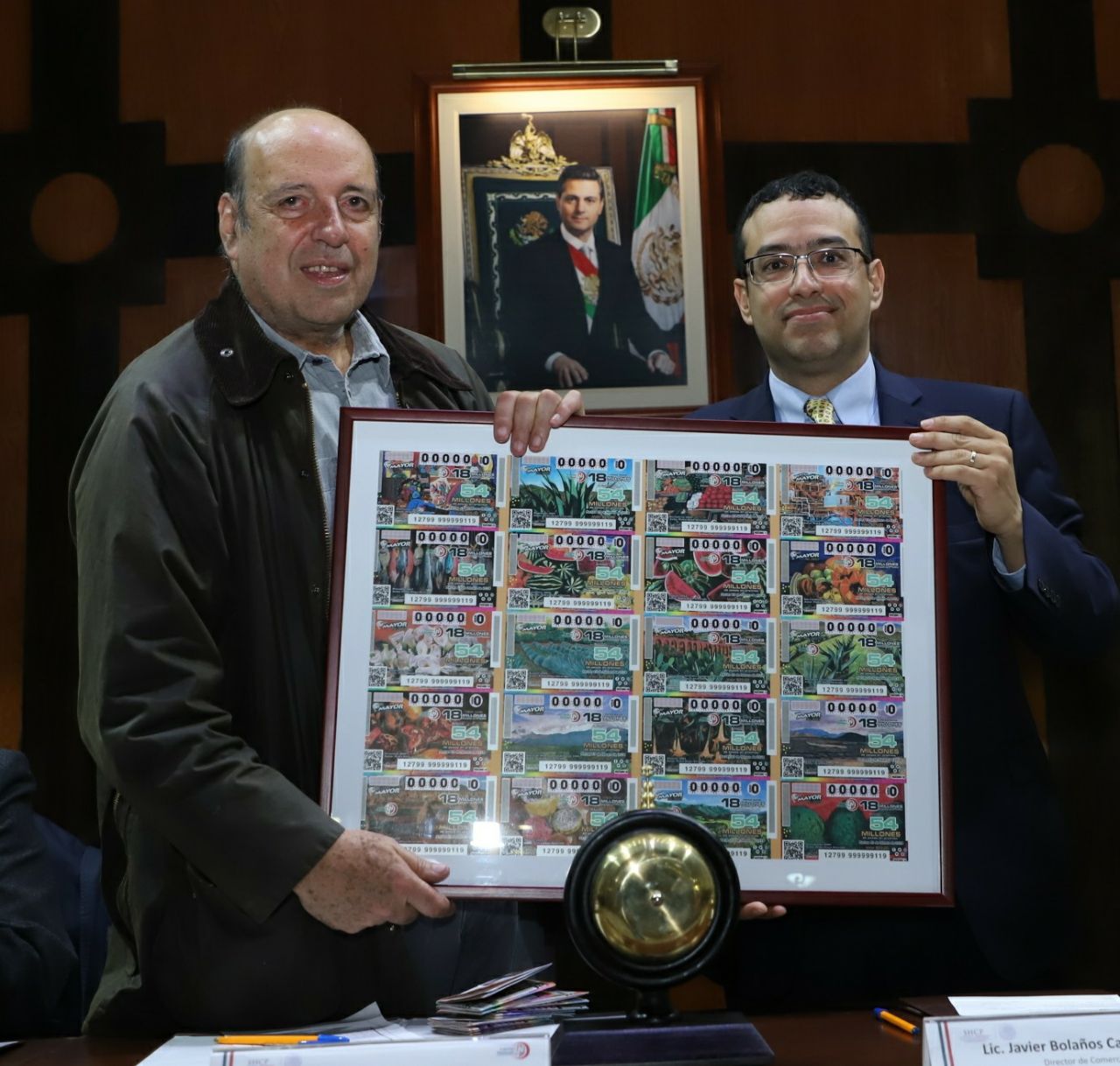 Fotografía de Javier Bolaños Director de Comercialización de Lotería Nacional y Pedro Diego Alvarado con la reproducción ampliada del cachito de lotería. 