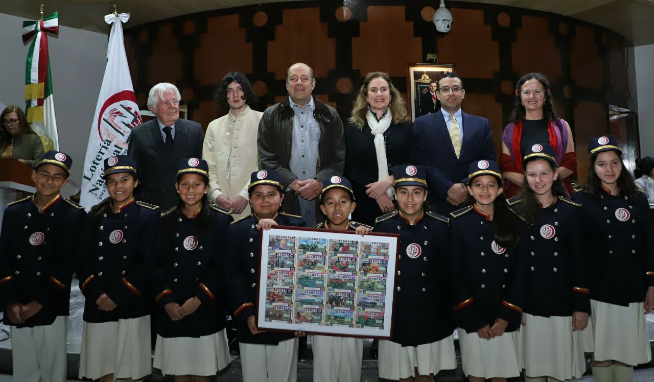 Fotografía con las autoridades que encabezaron el Sorteo Mayor acompañados de las niñas y los niños gritones de Lotería Nacional, sosteniendo la versión ampliada del billete.
