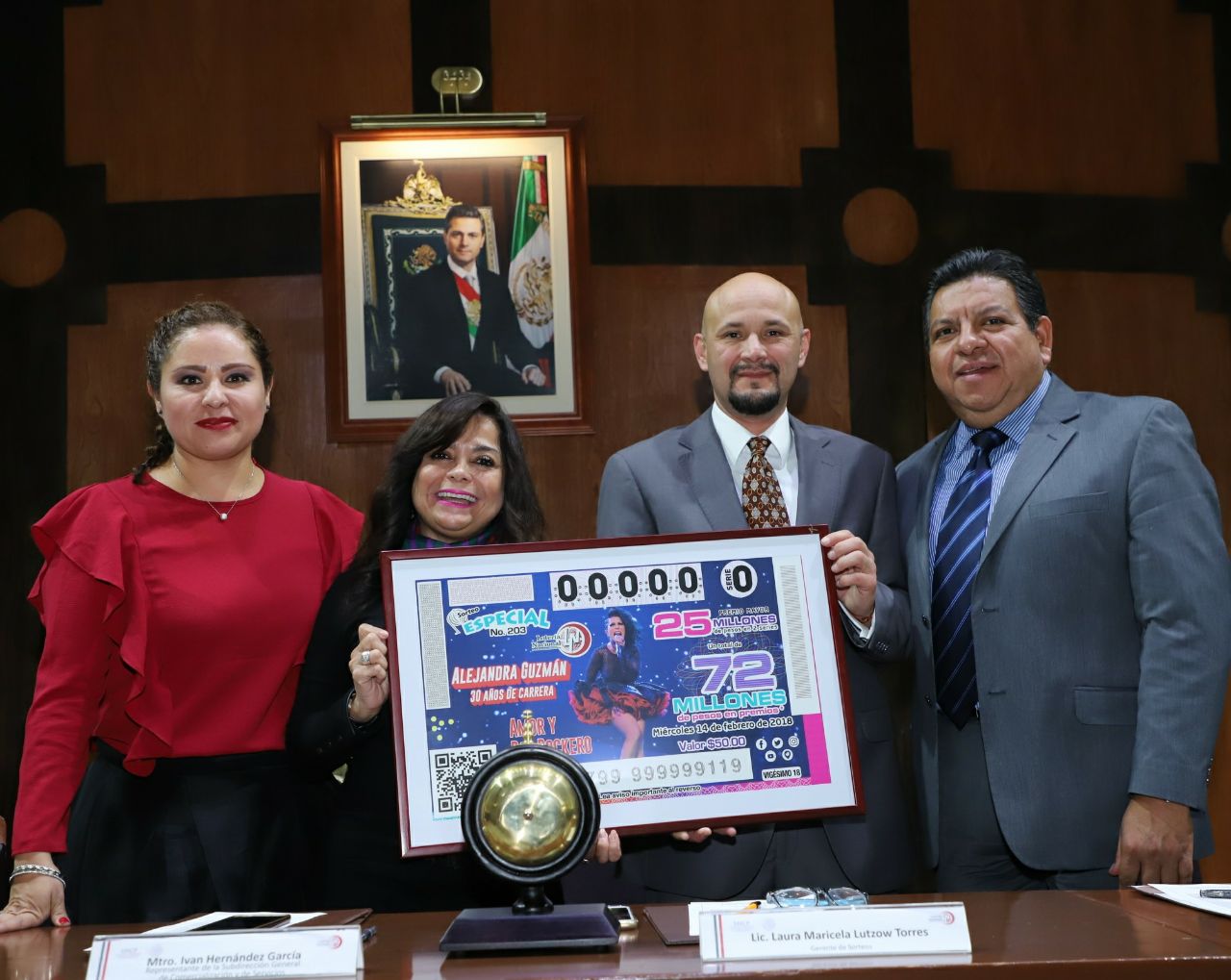 Fotografía de Laura Maricela Lutzow, Gerente de Sorteos, Jorge Arturo Iván Hernández, con la versión ampliada del billete del Sorteo. 