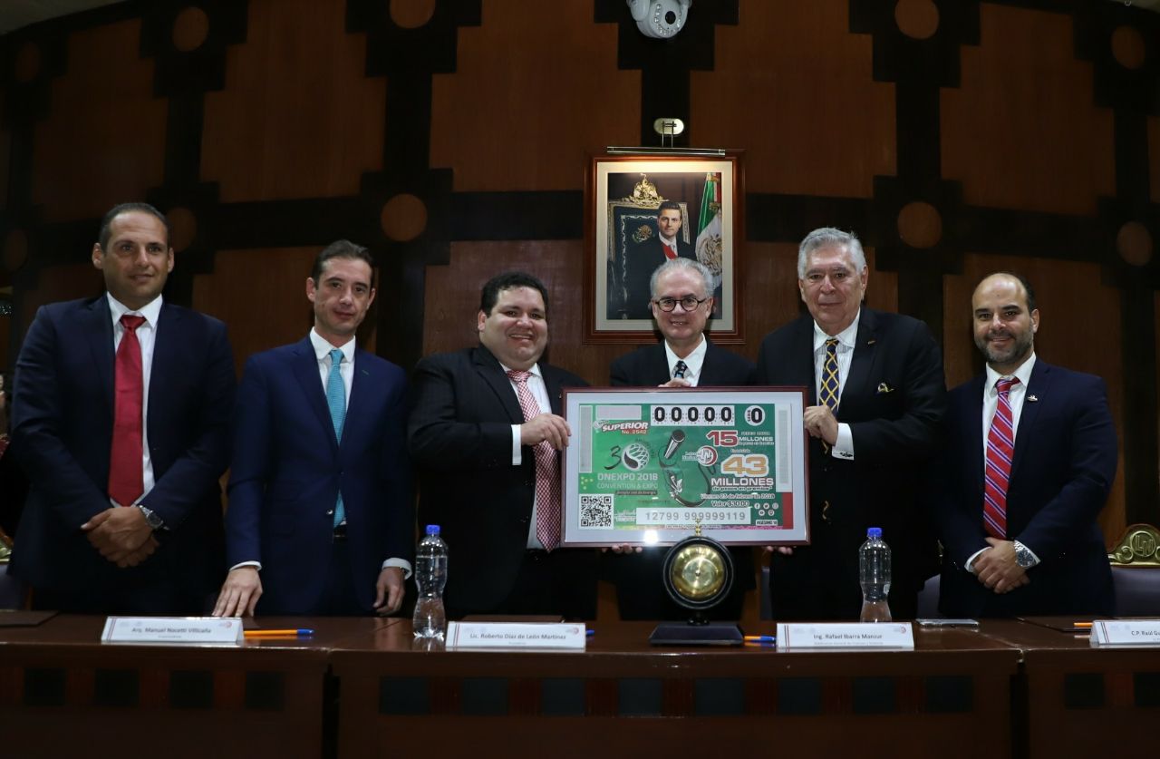 Fotografía de autoridades posando con la versión ampliada del billete del Sorteo Superior. 