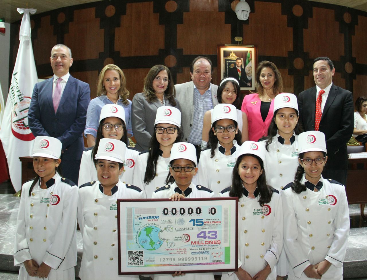 Fotografía de las autoridades que encabezaron el sorteo superior en compañía de las niñas y niños gritones de Lotería Nacional.