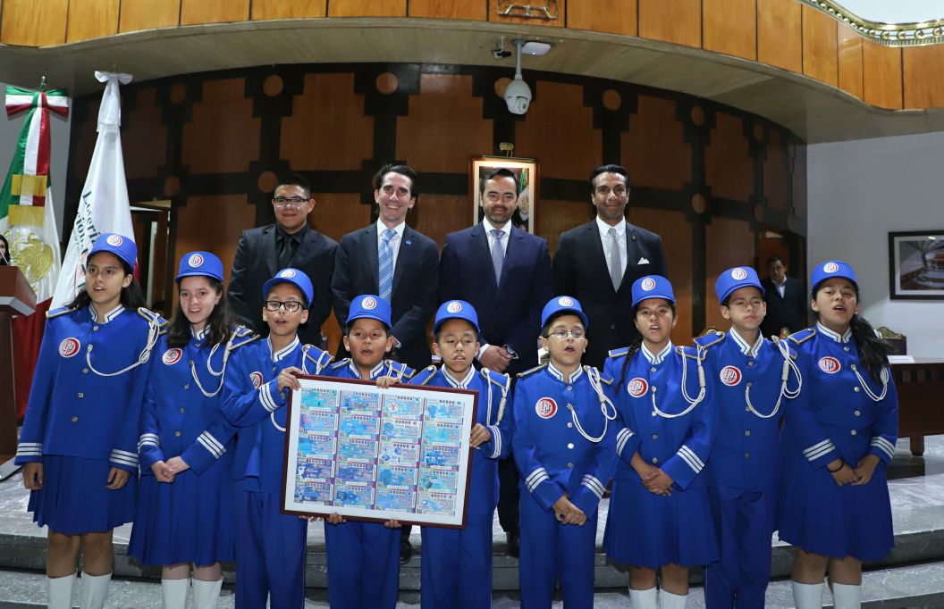 Fotografía de autoridades que encabezaron el sorteo con las niñas y niños gritones de la Lotería Nacional.