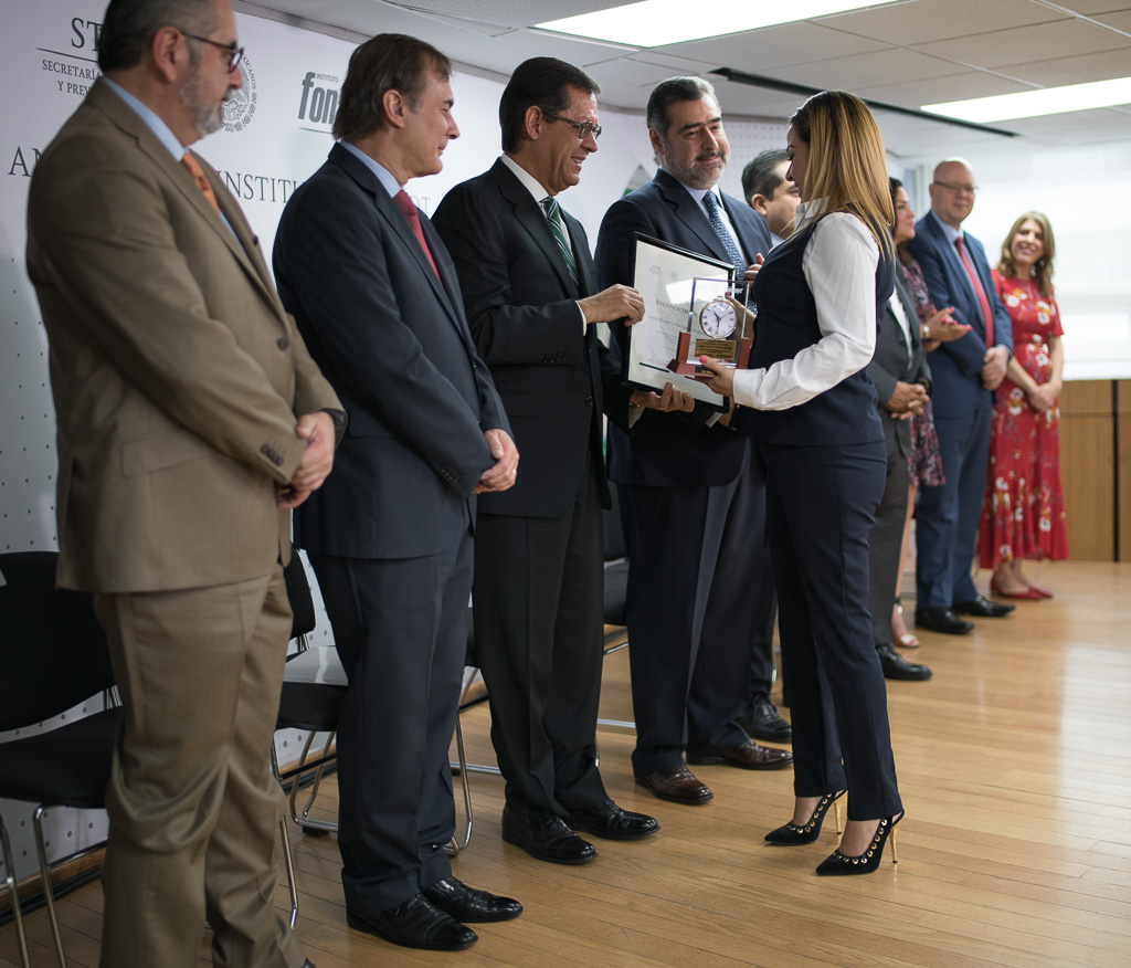 El Titular de la STPS Roberto Campa entregando reconocimientos a trabajadores de INFONACOT en su 44 aniversario
