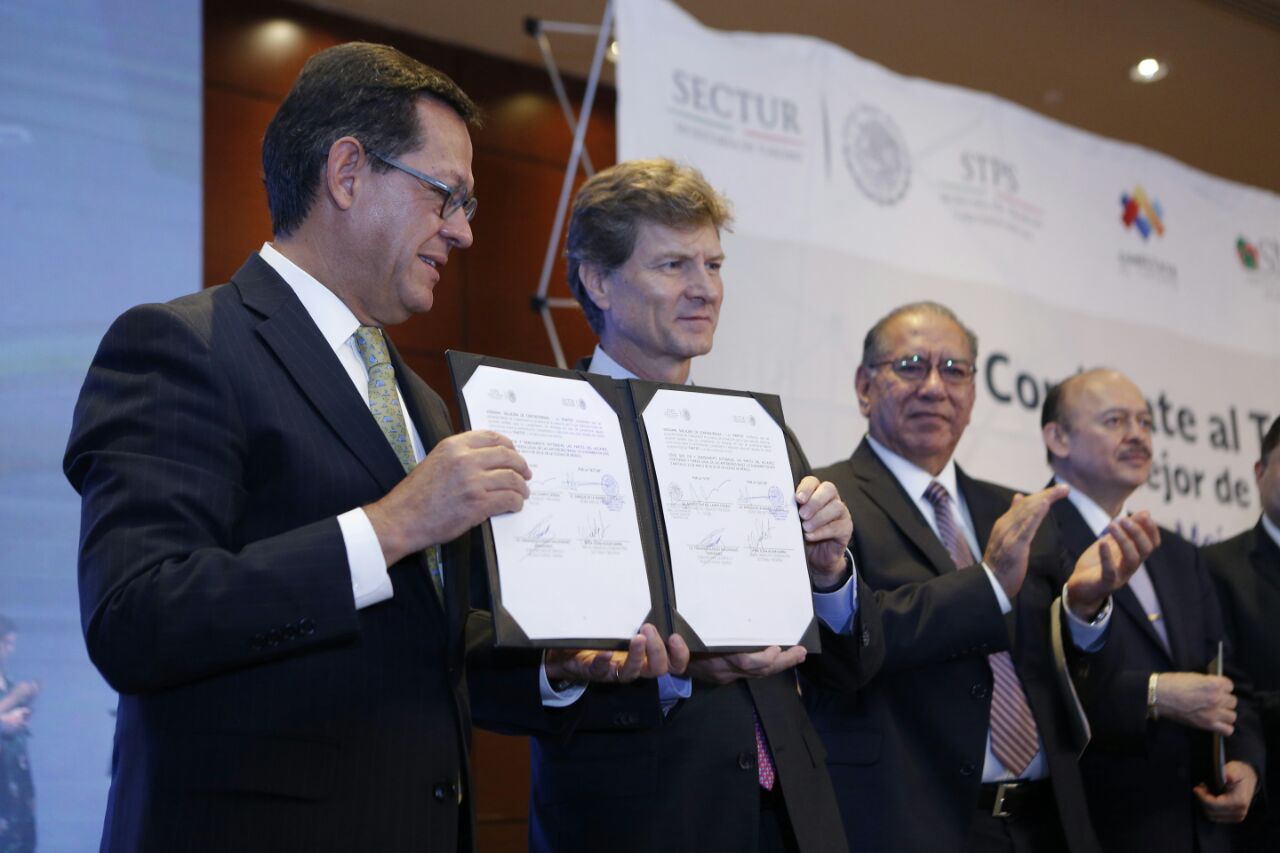 El Titular de la STPS Roberto Campa sosteniendo el documento del  Convenio de colaboración STPS-SECTUR en favor del empleo   junto al Secretario de Turismo Enrique de la Madrid 