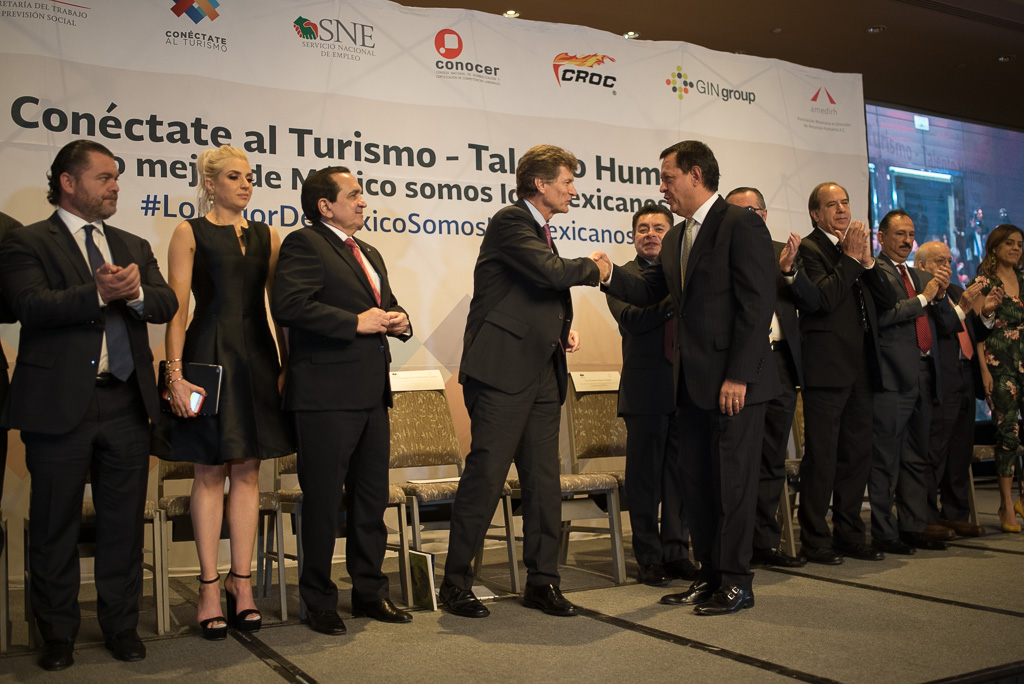 El Titular de la STPS estrechando el brazo del Secretario de Turismo Enrique de la Madrid  durante el evento "Conéctate al turismo"