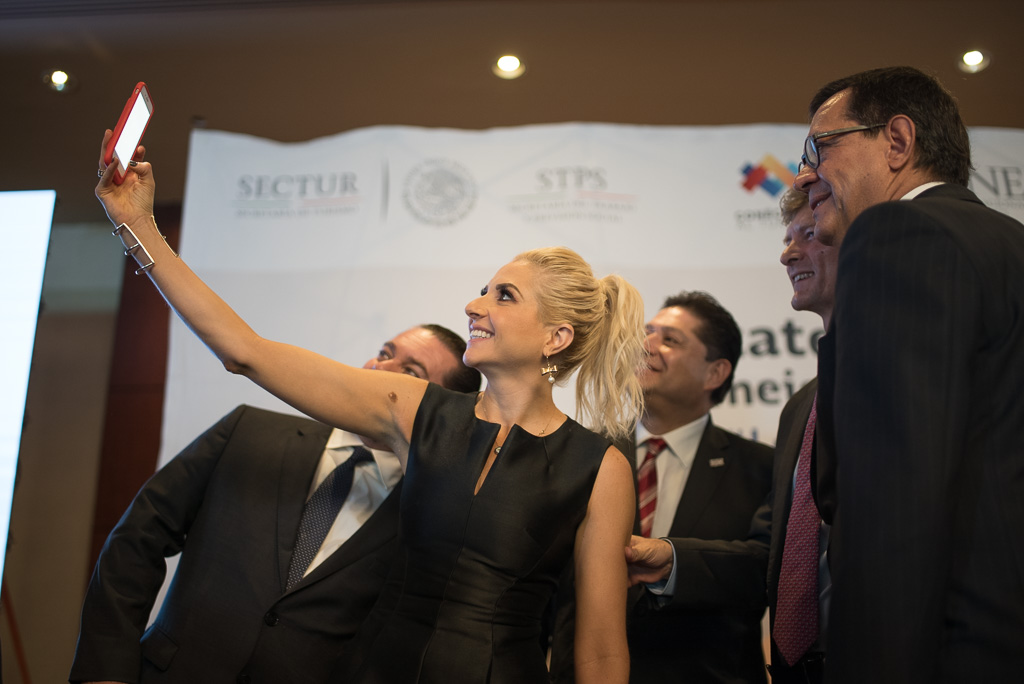 El Titular de la STPS Roberto Campa y el Secretario de Turismo Enrique de la Madrid  tomándose una selfie durante el evento "Conéctate al turismo"