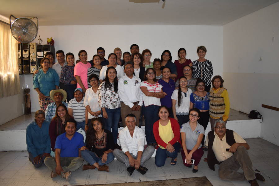 Foto grupal de la titular con integrantes y beneficiarios de la organización SEPICJ
