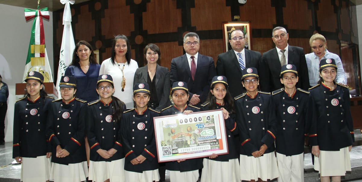 Fotografía de autoridades que encabezaron el Sorteo en compañía de las niñas y niños gritones de Lotería Nacional 