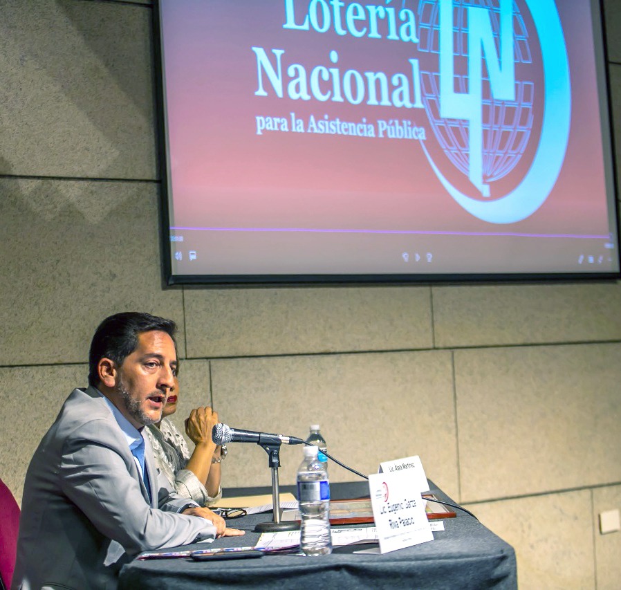 Fotografía del Lic. Eugenio Garza Riva Palacio Encargado del Despacho de la Dirección General de la Lotería Nacional, dando unas palabras de bienvenida.