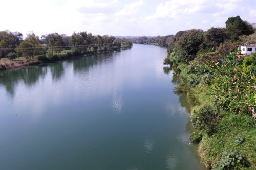 rivera del rio moctezuma con vegetacion alrededor