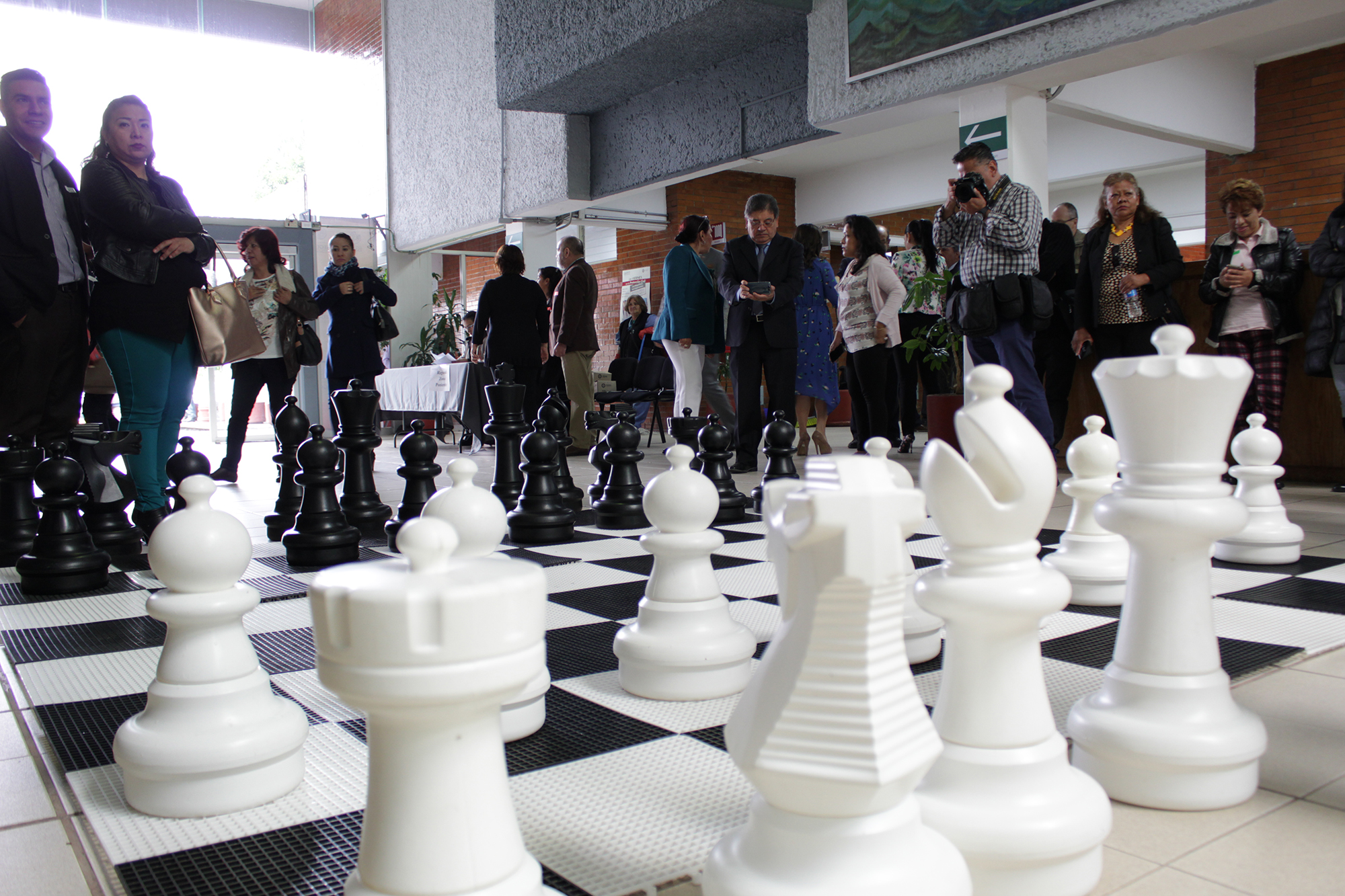 Personas viendo el ajedrez. 
