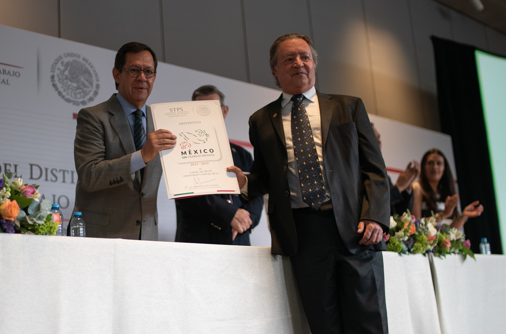 El secretario Campa posando con uno de los galardonados del  Distintivo México sin Trabajo Infantil  