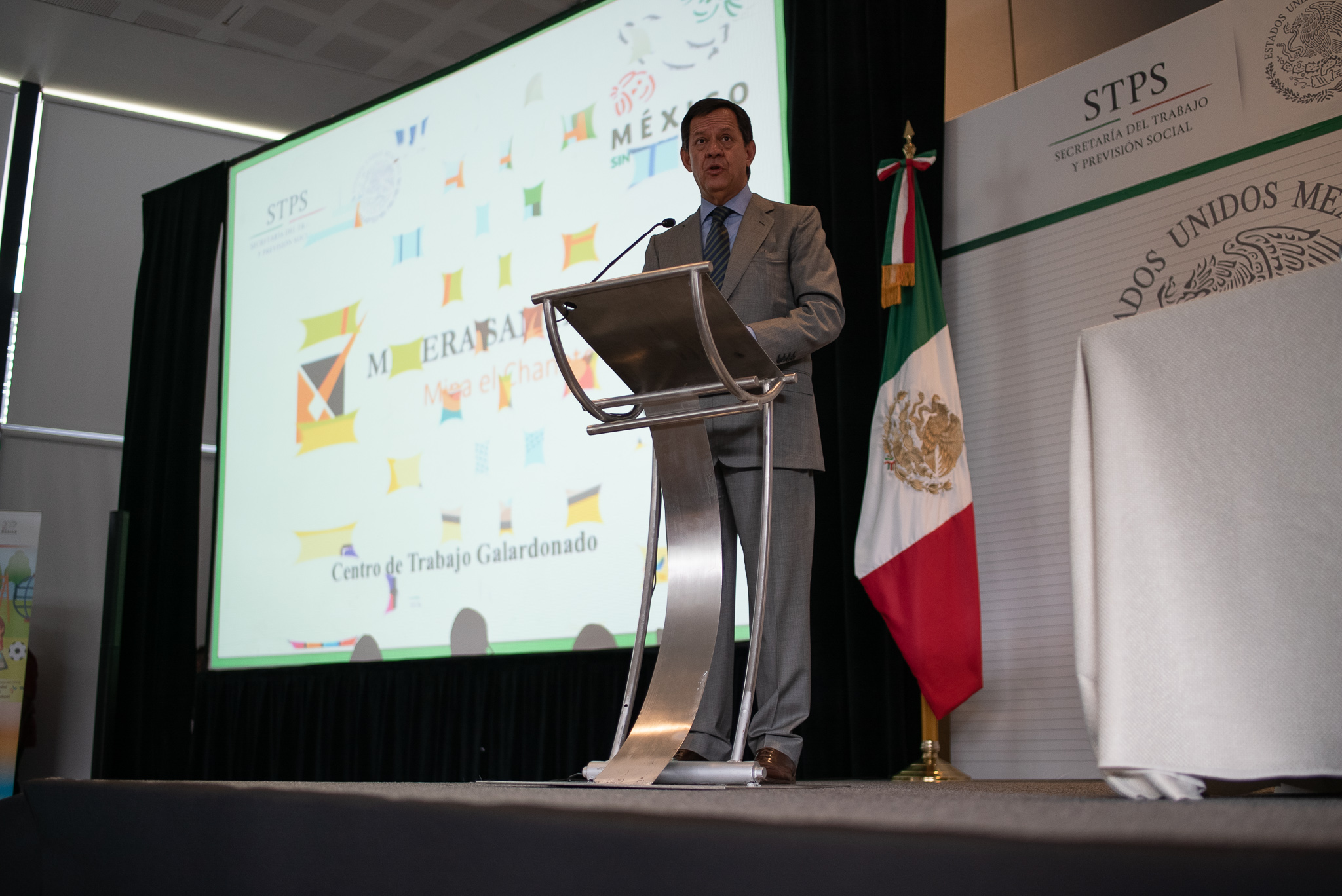 El Titular de la STPS en el podium dando unas palabras a las personas comprometidas por un México sin Trabajo Infantil.