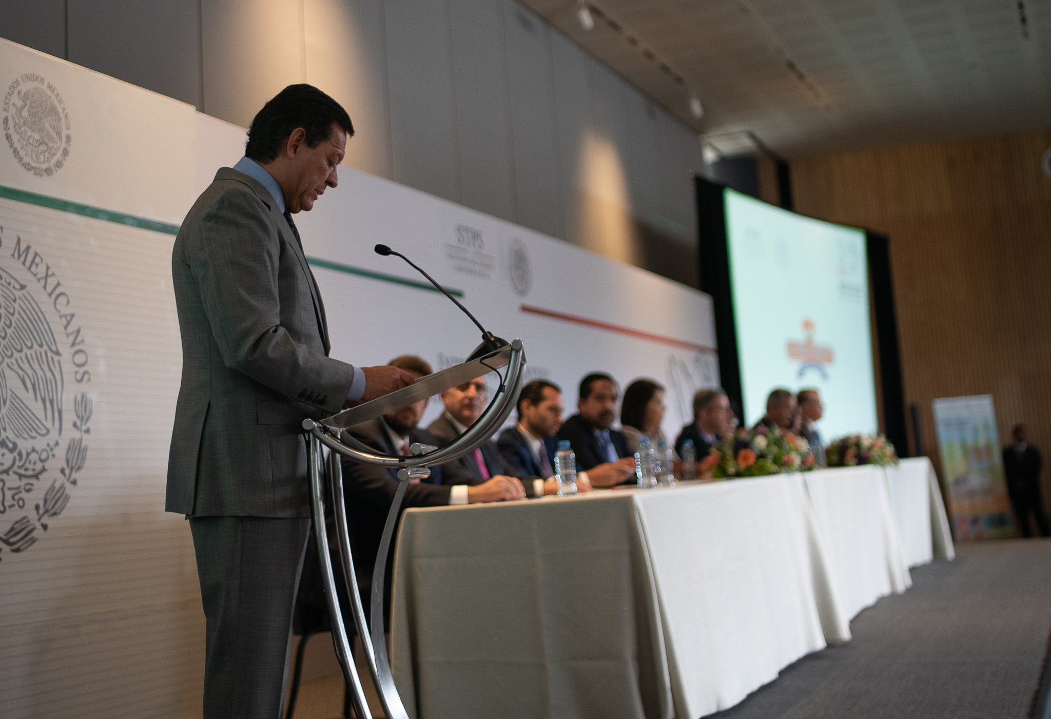 Foto panorámica del podium del evento donde se hizo entrega del Distintivo México sin Trabajo Infantil.