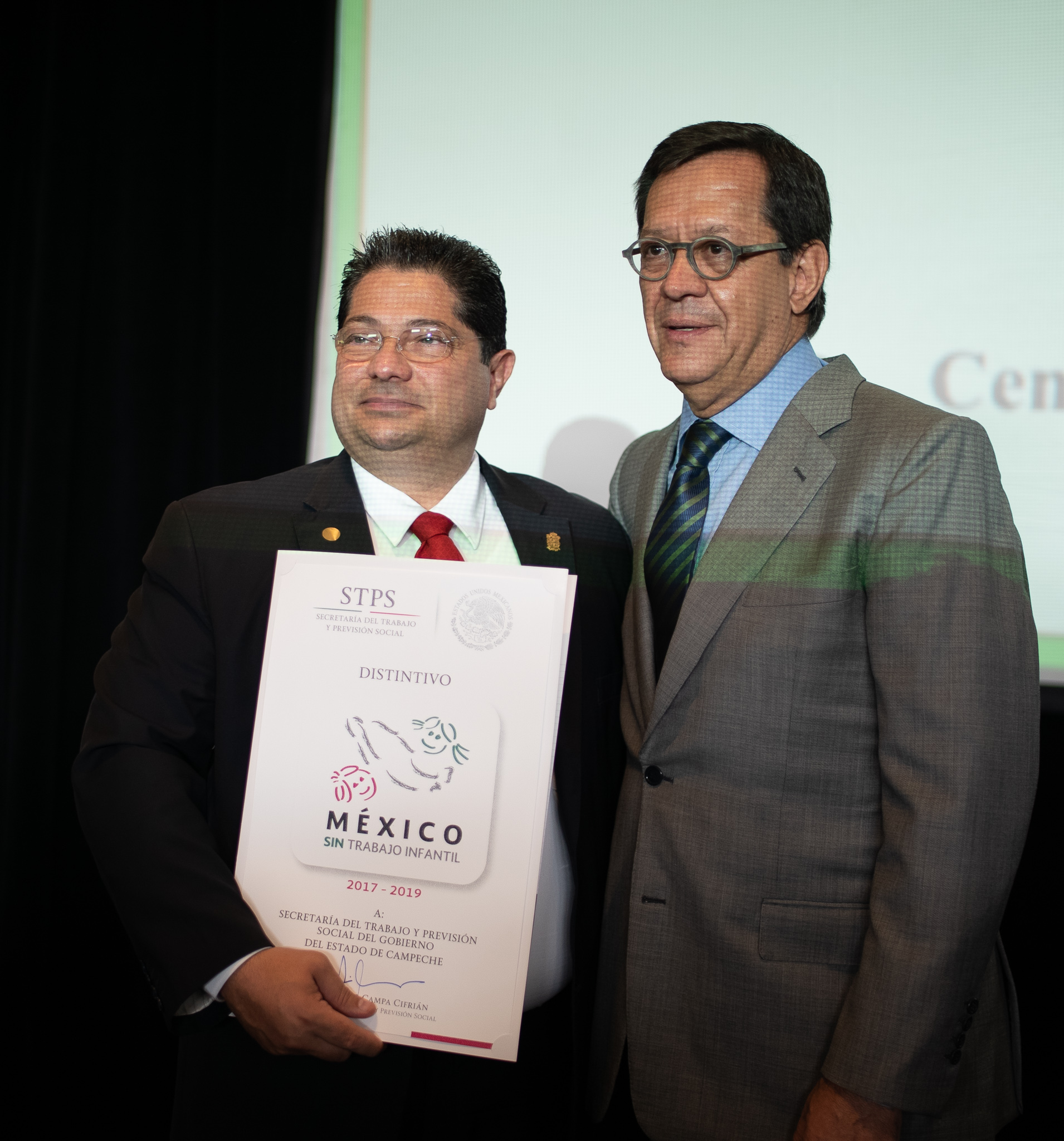 El Secretario Campa posando con uno de los galardonados del Distintivo México sin Trabajo Infantil.