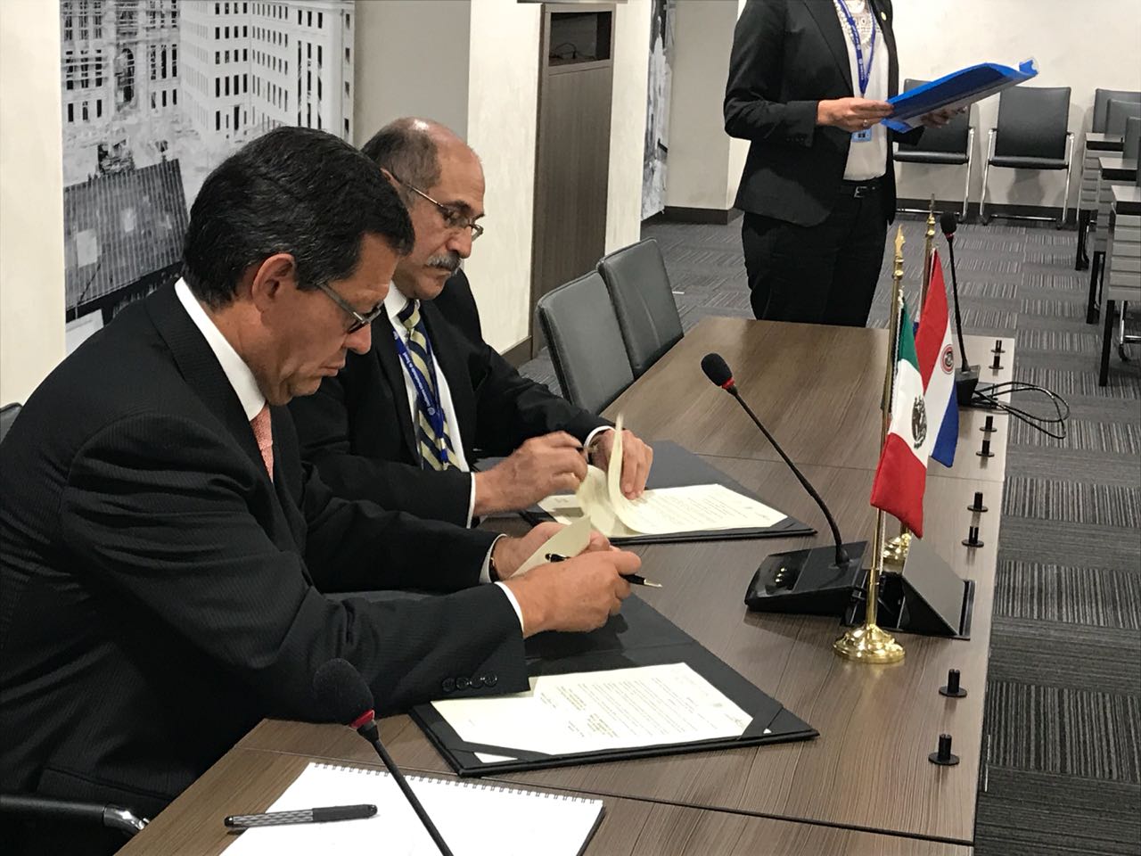 Roberto Campa firmando acuerdo de cooperación con el Ministro del Trabajo de Paraguay, Guillermo Sosa Flores.