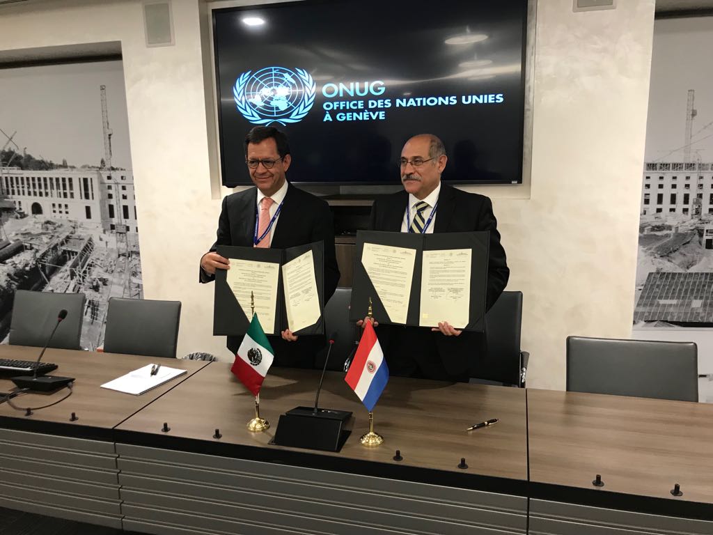 Muestra Roberto Campa y Ministro del Trabajo de Paraguay, Guillermo Sosa Flores el acuerdo de cooperación.