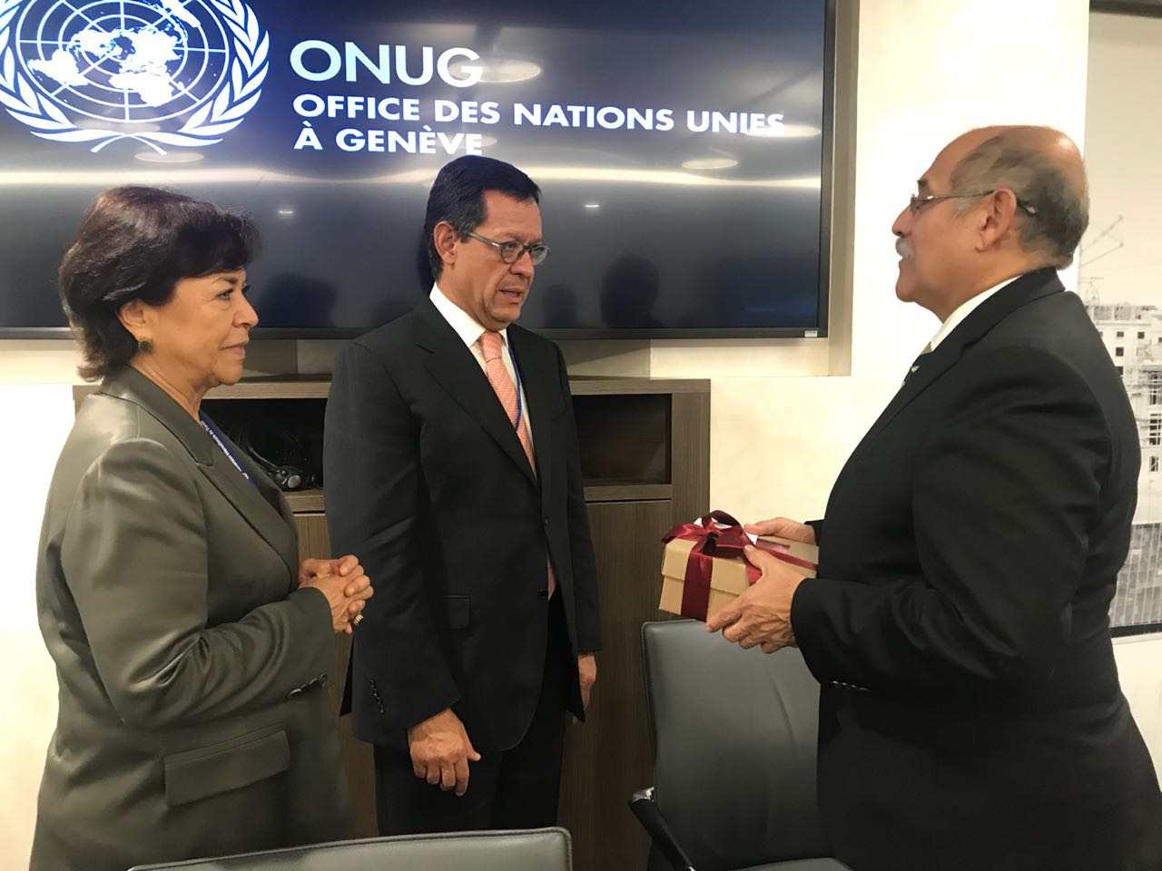 Roberto Campa Titular de la STPS recibiendo regalo del Ministro del trabajo de Paraguay, Guillermo Sosa Flores.