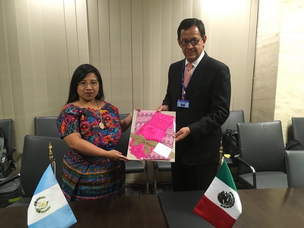 Roberto Campa Titular de la STPS y la Ministra del Trabajo de Guatemala, Aura Leticia Teleguario muestran el acuerdo de Cooperación.