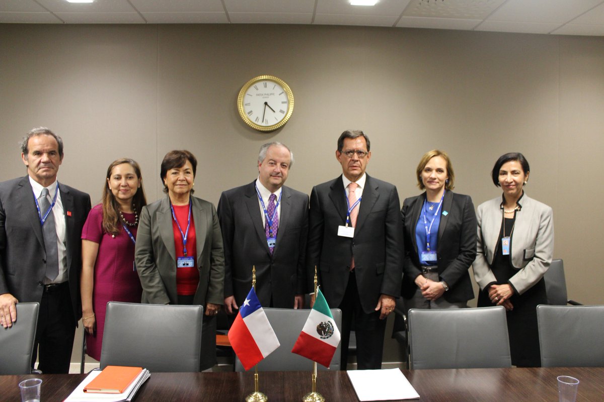 Fotografía oficial de la reunión con el ministerio de Chile.