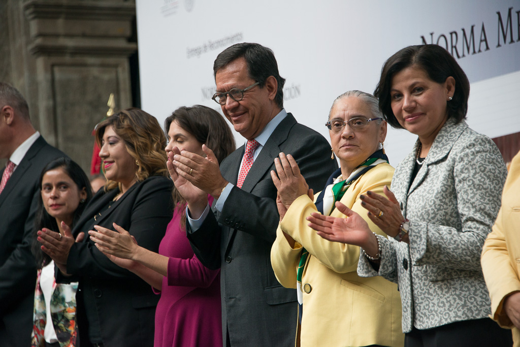 El Titular de la STPS aplaudiendo a los galardonados de la Norma Mexicana en Igualdad Laboral y No Discriminación.