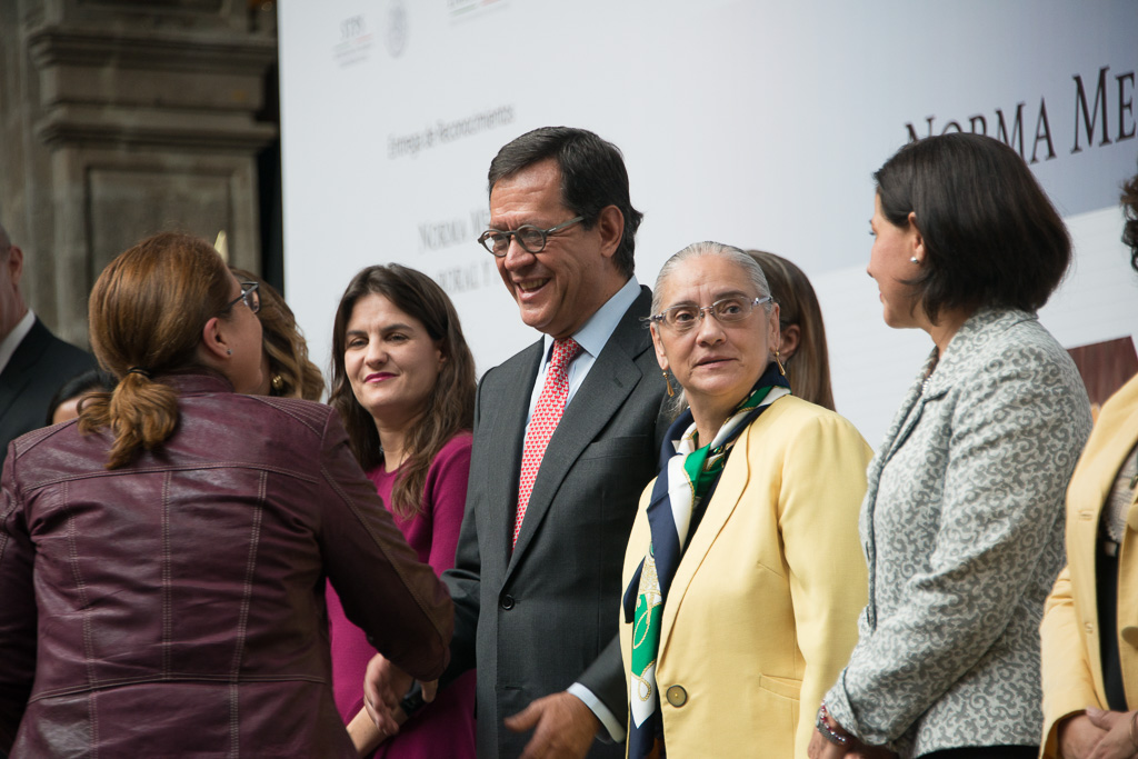 El Titular de la STPS felicitando a personas galardonadas en la Norma Mexicana en Igualdad Laboral y No Discriminación.