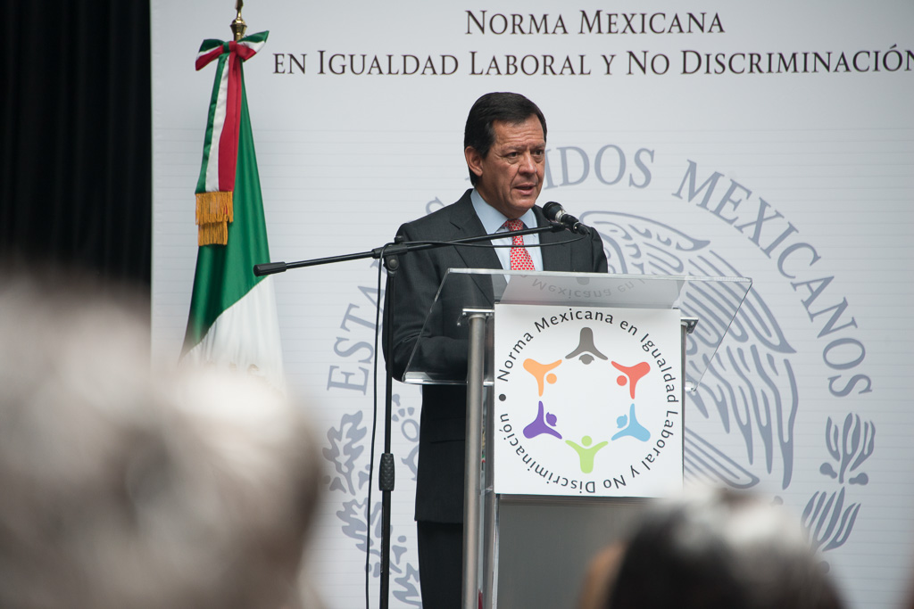 El Secretario Roberto Campa hablando en la Entrega de Reconocimientos de la Norma Mexicana en Igualdad Laboral y No Discriminación.