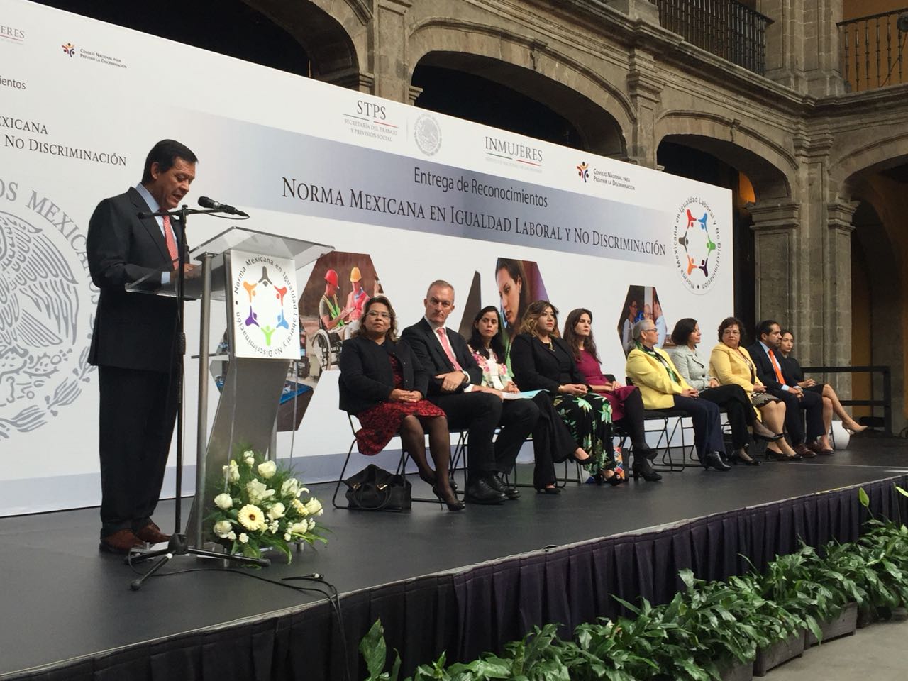 El Titular de la STPS, Roberto Campa hablando a las personas galardonadas en la Norma Mexicana en Igualdad Laboral y No Discriminación.