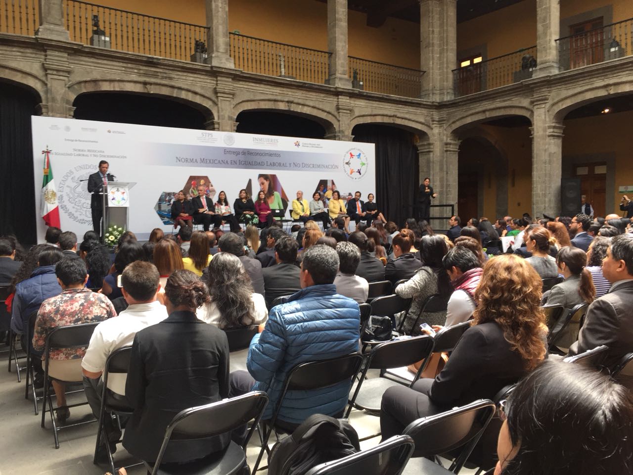 Foto panorámica de las y los asistentes en la Entrega de Reconocimiento de la Norma Mexicana en Igualdad Laboral y No Discriminación.