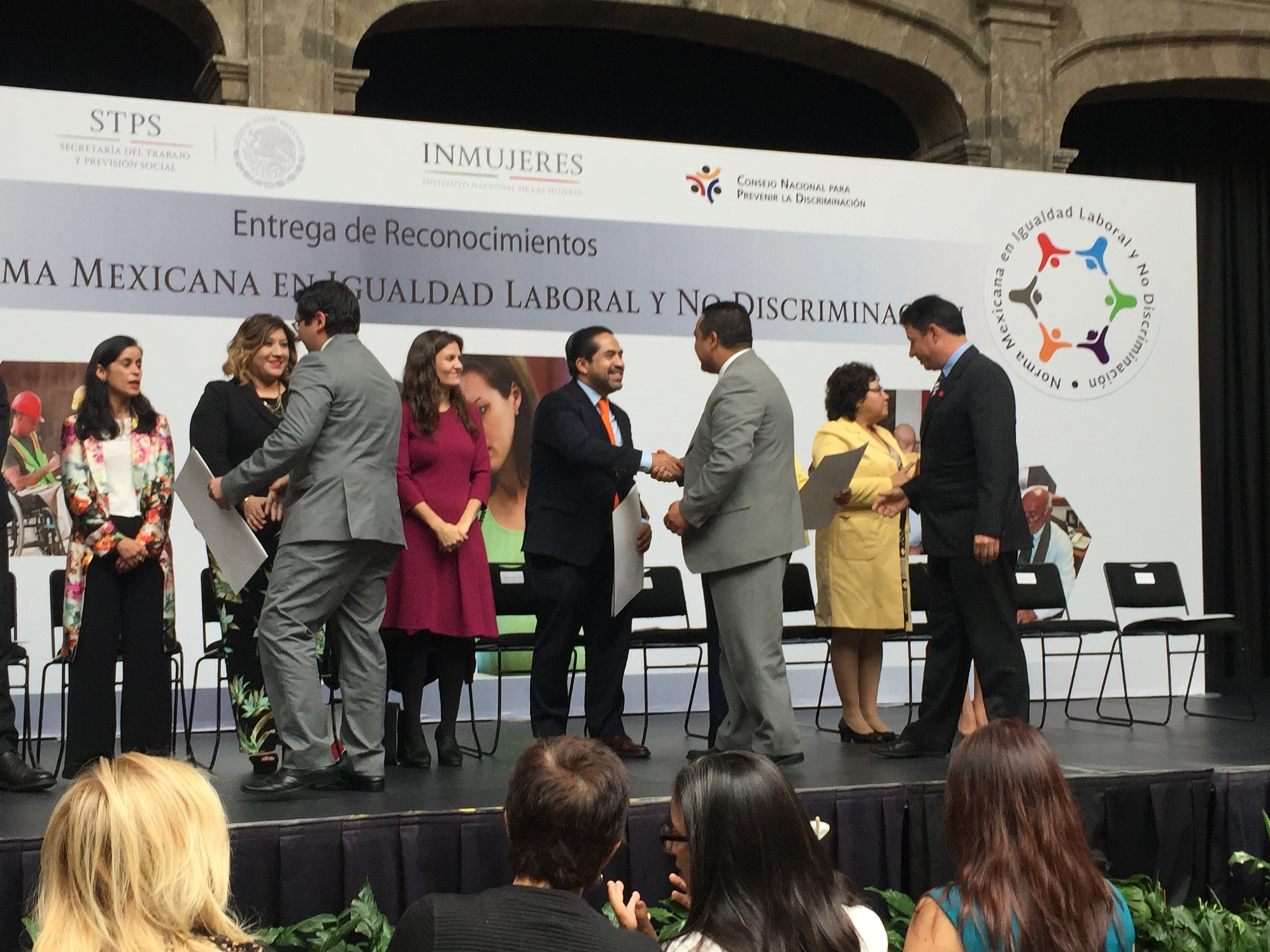 El titular de la STPS felicitando a los galardonados en la entrega de reconocimientos de la Norma Mexicana en Igualdad Laboral y No Discriminación