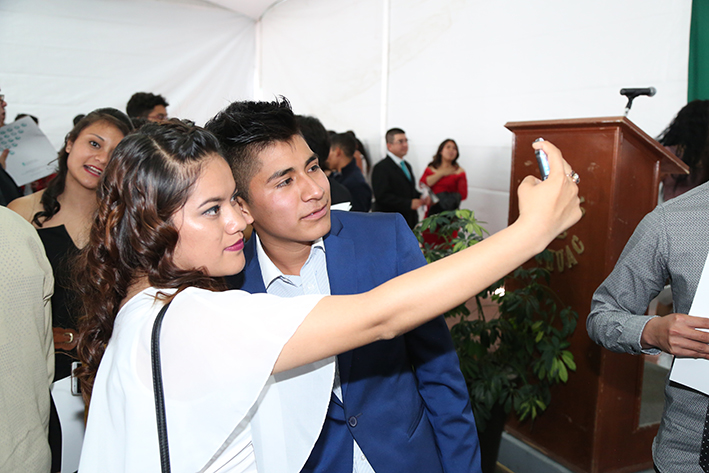 Dos estudiantes tomándose una selfi 