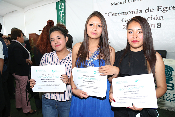 3 jóvenes estudiantes mostrando su certificado