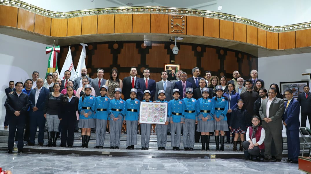 Fotografía de autoridades que encabezaron el sorteo acompañados de niñas y niños gritones de Lotería Nacional 