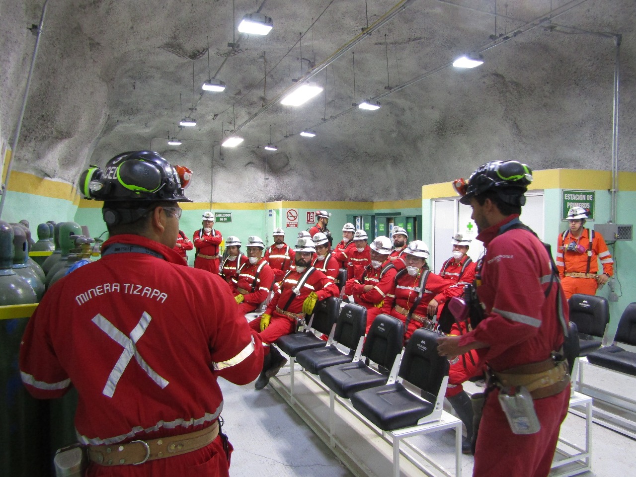 asistentes durante el curso de certificación en materia de minería