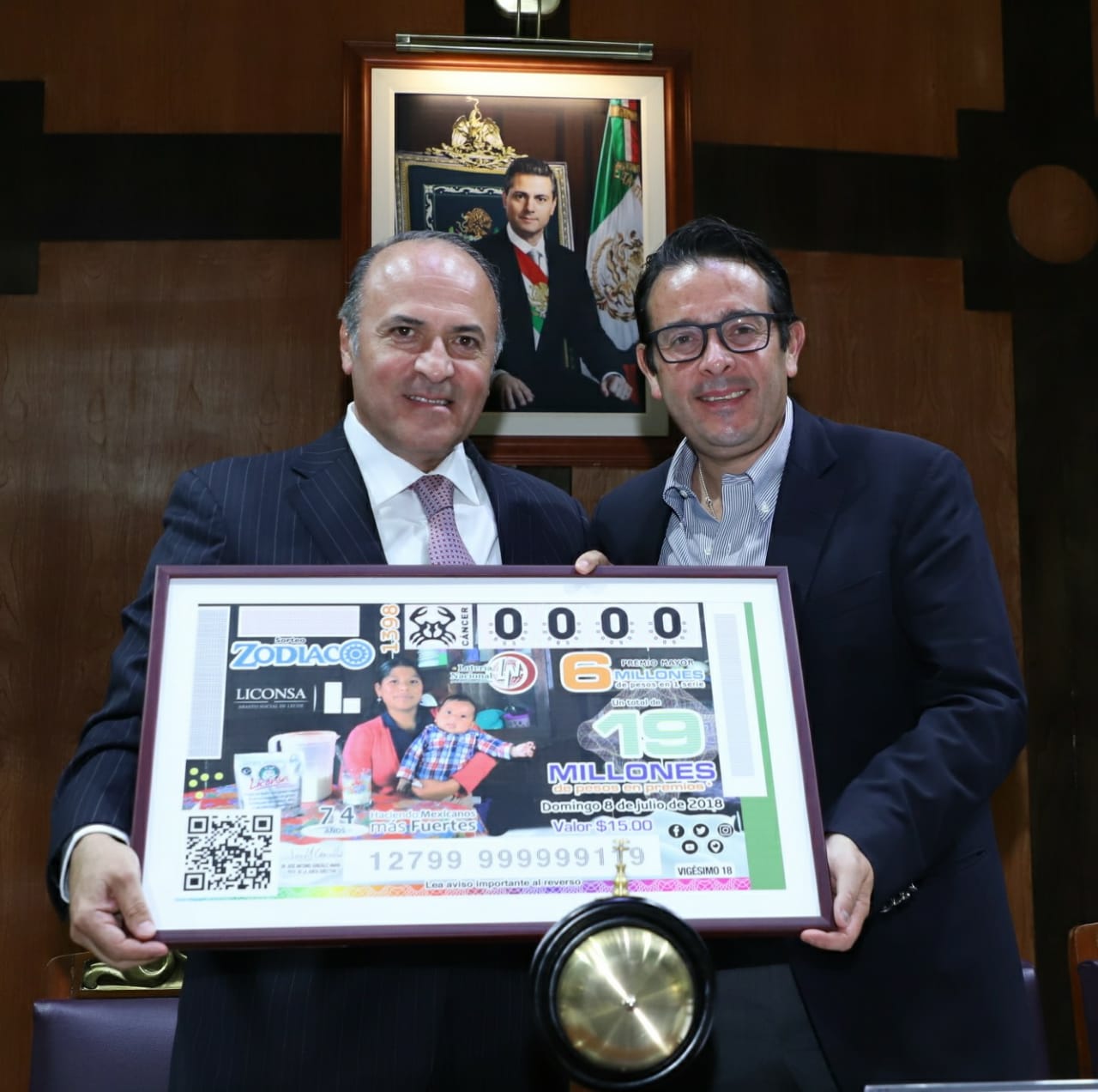 Foto con la versión ampliada del cachito Sergio Larrañaga Mendiola, Director de Mercadotecnia y Publicidad a Abelardo Manzo González, Director General de Liconsa.