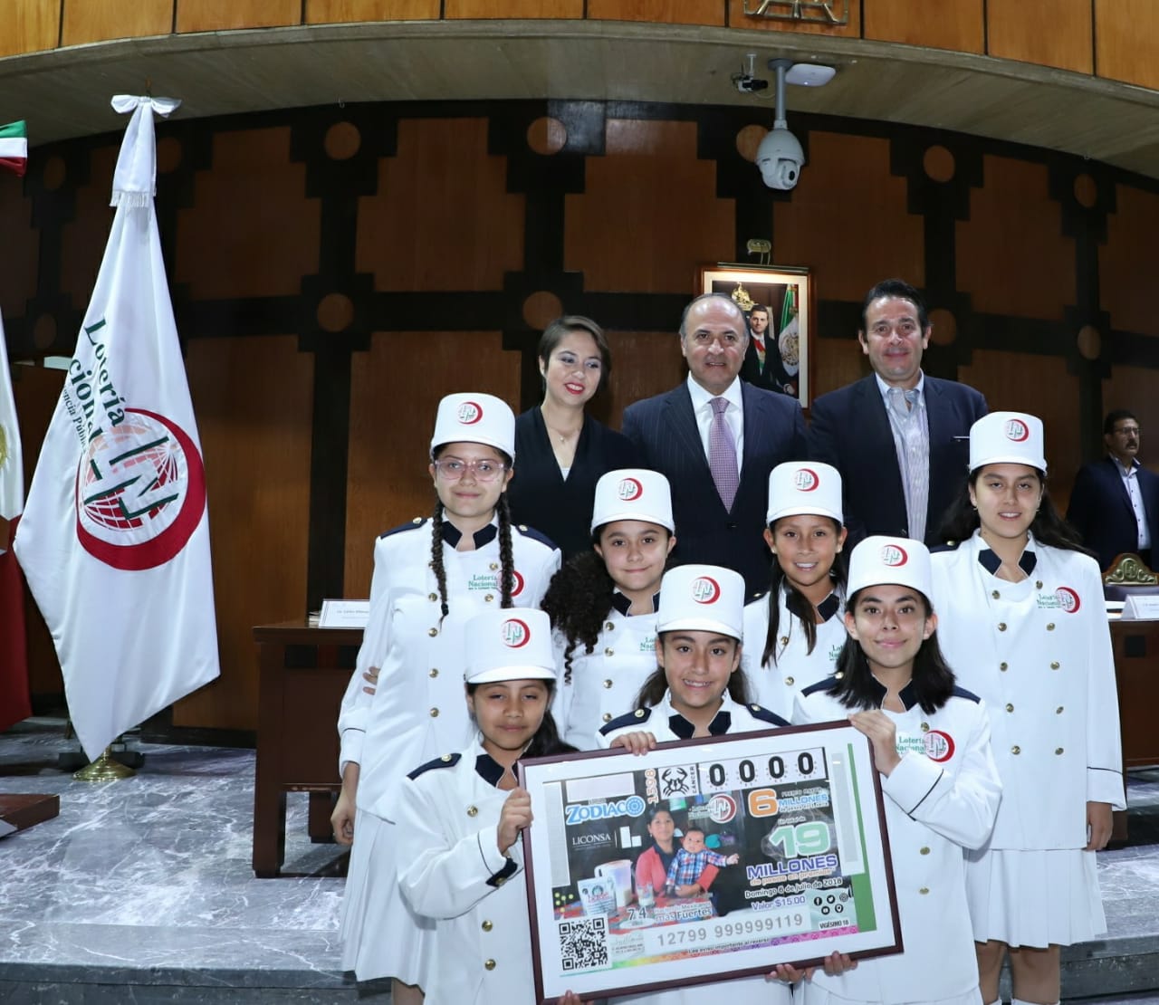 Fotografía de autoridades que encabezaron el sorteo acompañados de niñas y niños gritones de Lotería Nacional.