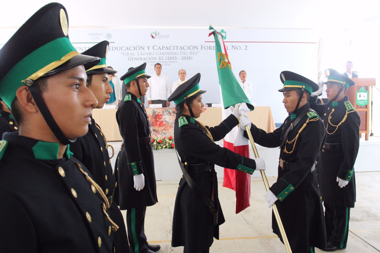 Entrega de la bandera por parte de la generación graduada a la generación siguiente del Centro de Educación y Capacitación Forestal