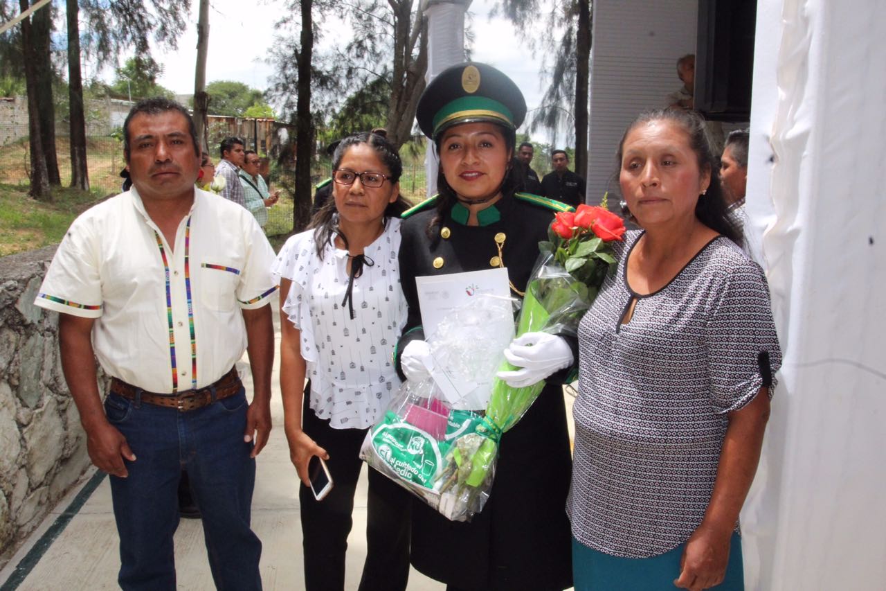 Alumna del Centro de Educación y Capacitación Forestal acompañada de su familia al término de la ceremonia