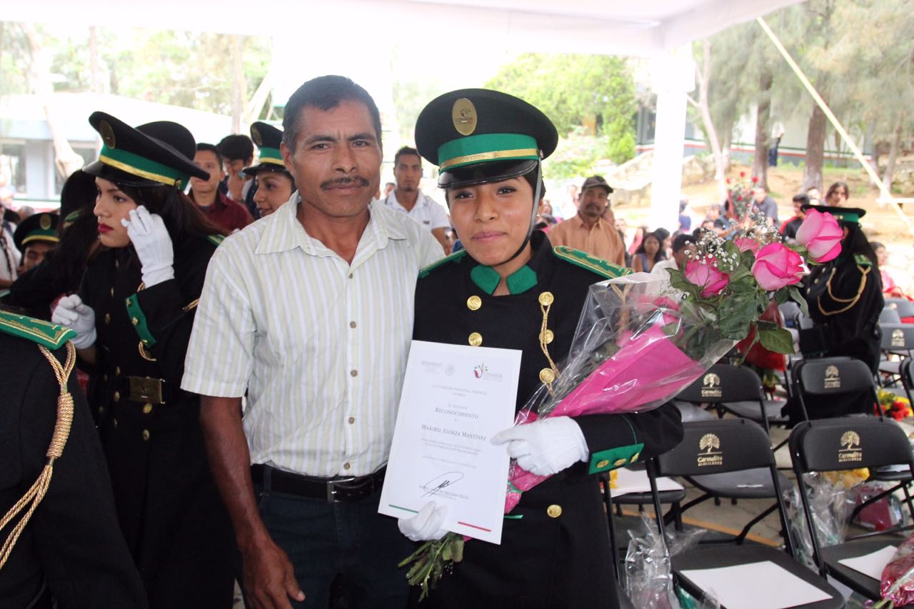 Alumna del  Centro de Educación y Capacitación Forestal en compañía de su padre al término de la ceremonia