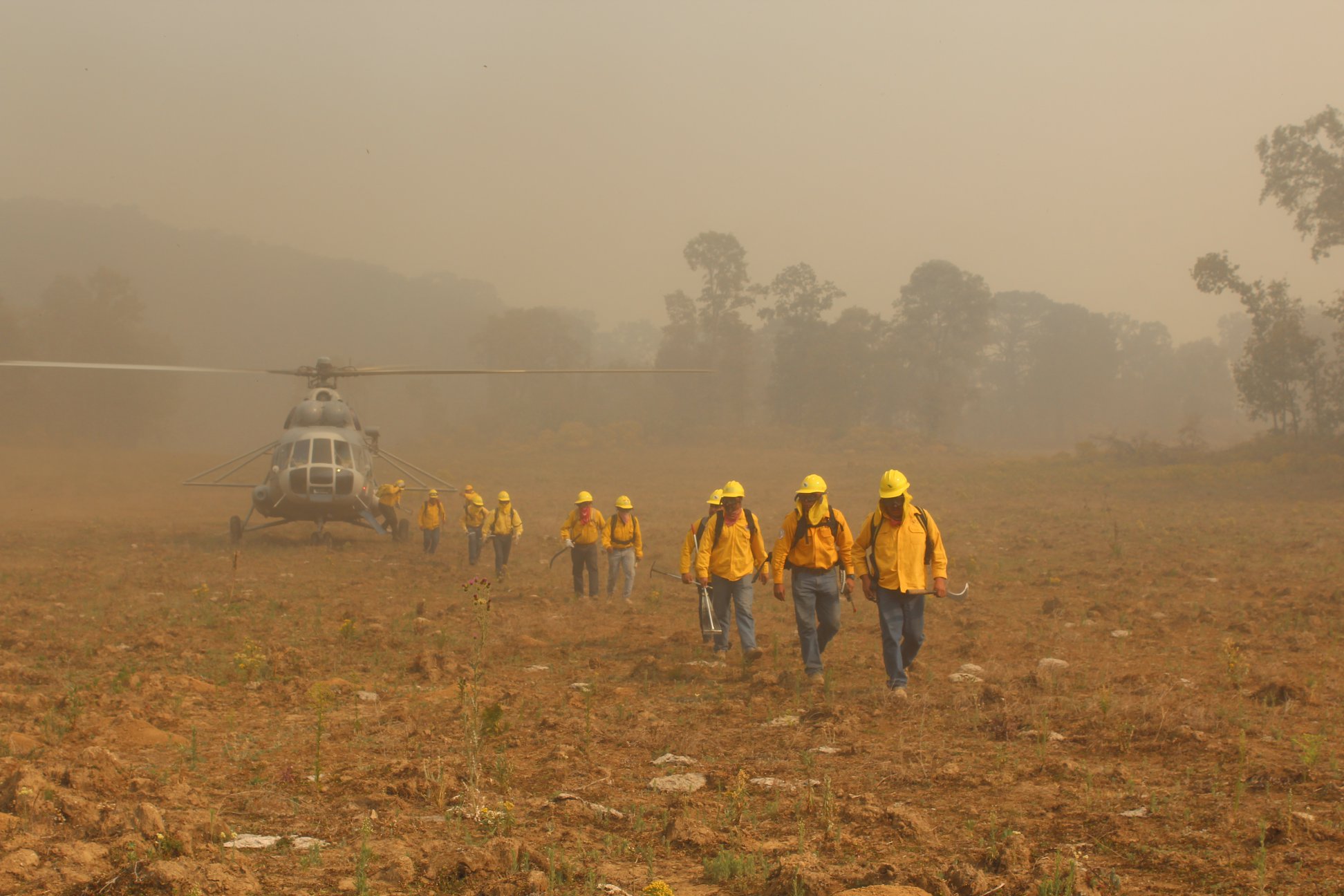 Despliegue de combatientes en una aeronave del ejército a zona afectada por incendios forestales