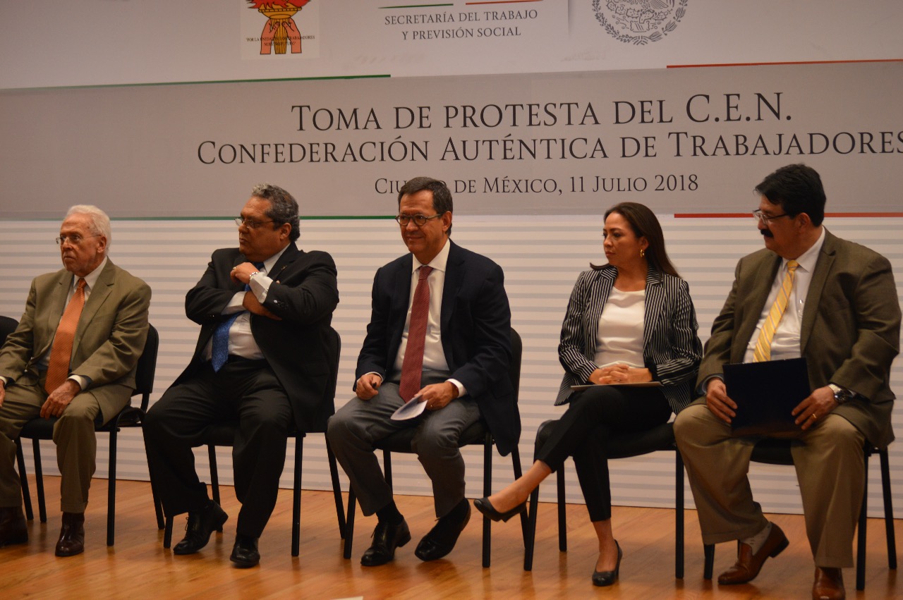 El Secretario del Trabajo, Roberto Campa y miembros del presidium en la toma de nota del cat