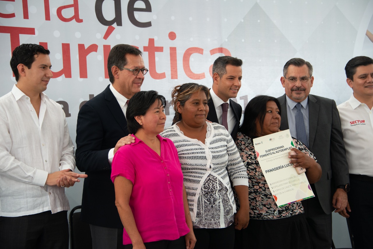 El Secretario del Trabajo, Roberto Campa y el Gobernador de Oaxaca, Alejandro Murat Hinojosa entregan reconocimientos a beneficiarios de subprogramas de la Secretaría