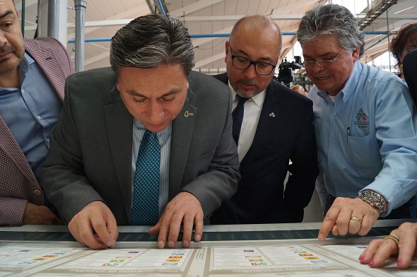 El Consejero Presidente del IECM, Mario Velázquez Miranda, revisa los candados de seguridad de las boletas electorales.
