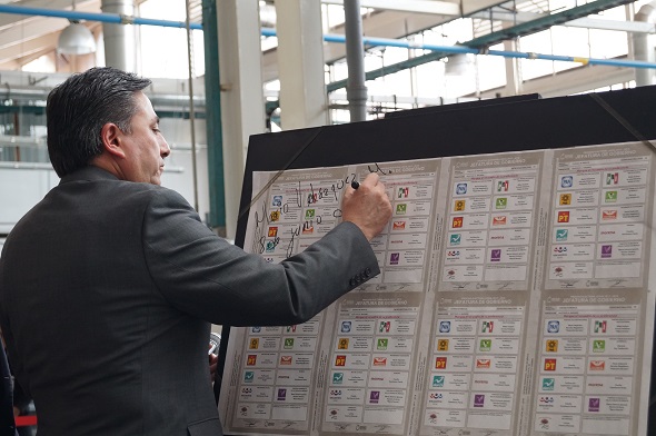 El Consejero Presidente del IECM, Mario Velázquez Miranda, autoriza con su firma  la impresión boletas electorales.