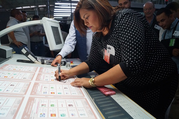 Consejera Presidente del IEEBCS, Rebeca Barrera Amador, estampa su firma de autorización para que se impriman las boletas electorales de las elecciones locales concurrentes del 1° de julio.