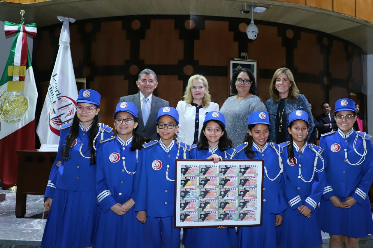 Fotografía grupal de los integrantes de la campaña "Probadita de México" acompañados por 7 niñas y niños gritones y la Gerente de ventas foráneas, Ana Aurora Lara Martínez