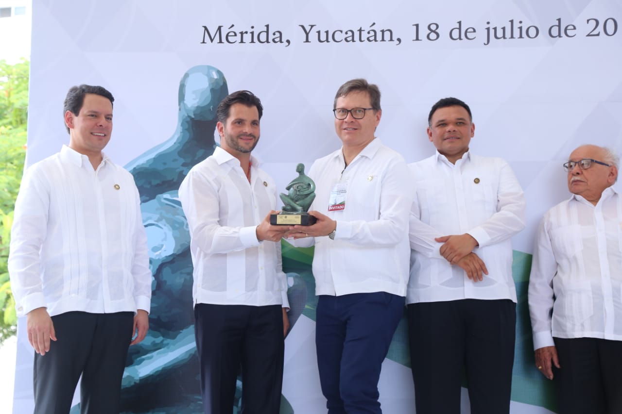 Titular de Semarnat, Rafael Pacchiano,entrega galardón a premiado durante la Entrega de Reconocimientos de Excelencia Ambiental, en Mérida Yucatán.