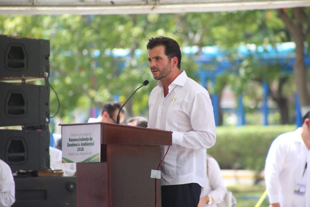 Titular de Semarnat, Rafael Pacchiano, dando discurso durante la Entrega de Reconocimientos de Excelencia Ambiental, en Mérida Yucatán.