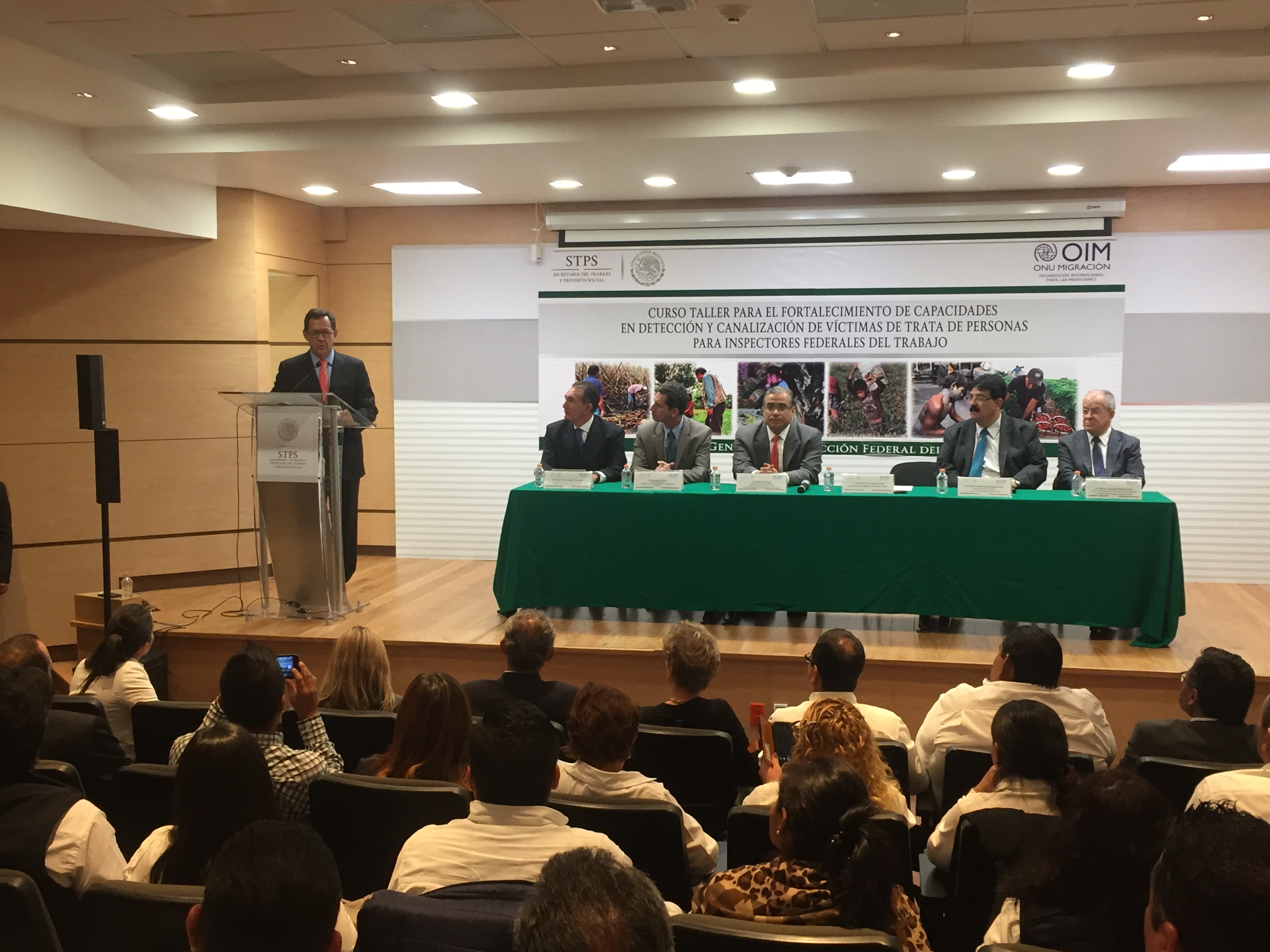 Foto panorámica de la conferencia de prensa acerca del inicio de curso para el Fortalecimiento de Capacidades de Detección y Canalización de Victimas de Trata de Personas para Inspectores Federales. 