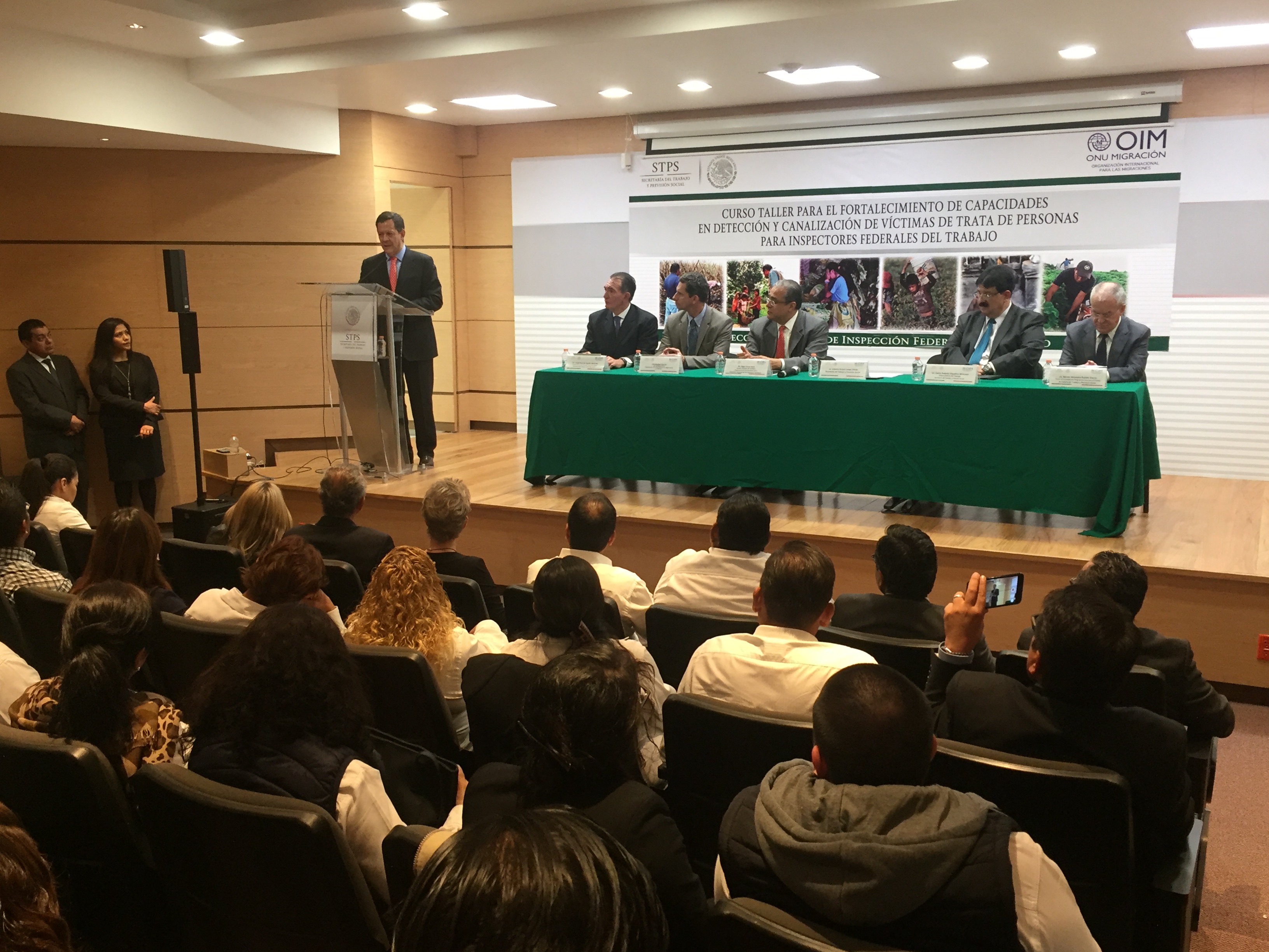 Foto panorámica de la conferencia de prensa acerca del inicio de curso para el Fortalecimiento de Capacidades de Detección y Canalización de Victimas de Trata de Personas para Inspectores Federales. 